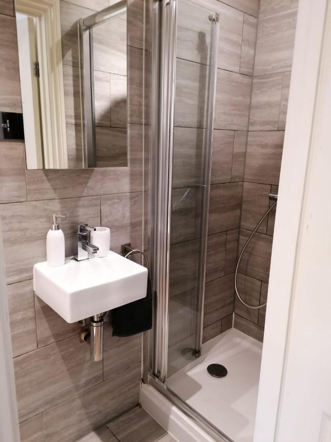 6 Bed House 3 Bathrooms Good Transport Links To London, Free Parking Londres Exterior foto