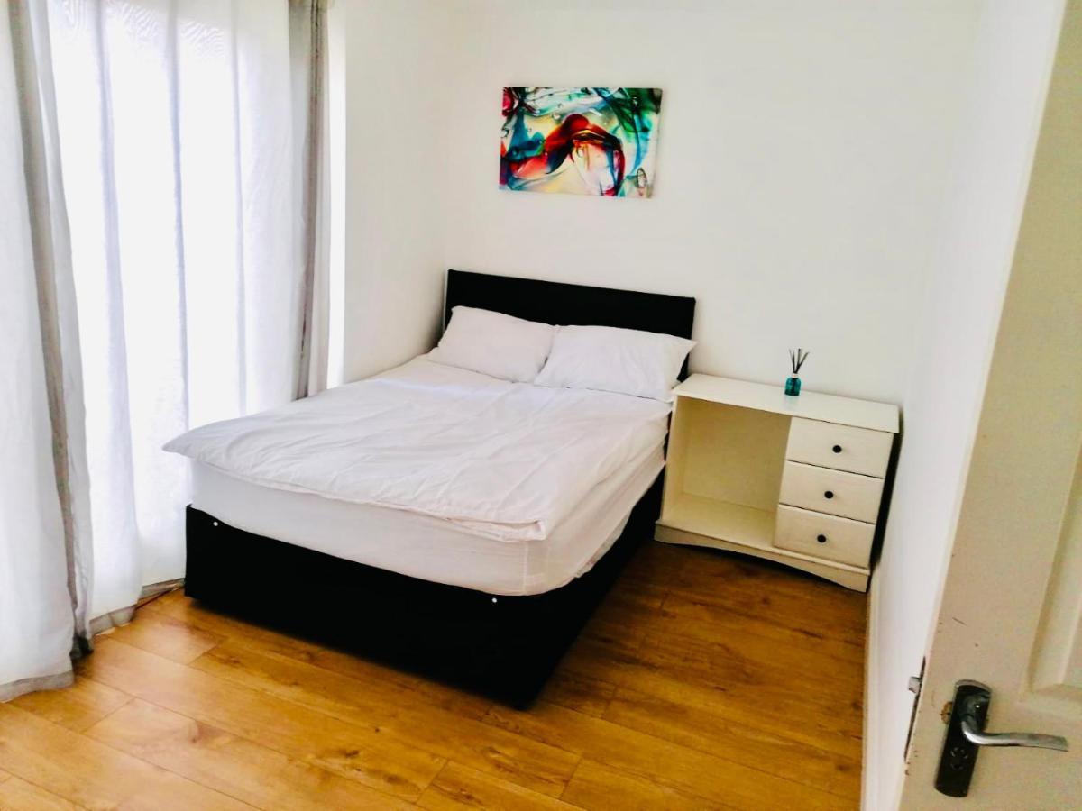6 Bed House 3 Bathrooms Good Transport Links To London, Free Parking Londres Exterior foto