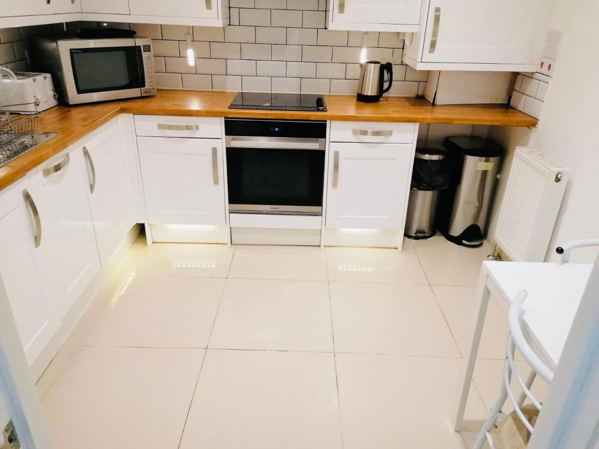 6 Bed House 3 Bathrooms Good Transport Links To London, Free Parking Londres Exterior foto