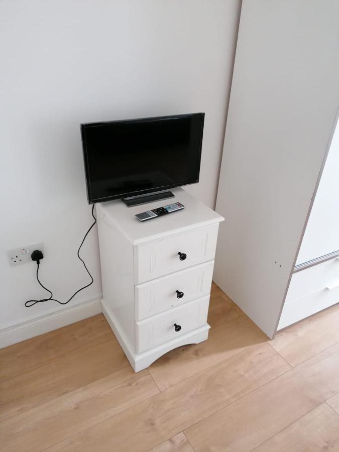 6 Bed House 3 Bathrooms Good Transport Links To London, Free Parking Londres Exterior foto